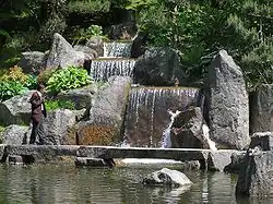 De waterval met verticale lijnen