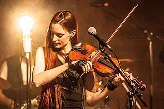 Violiste Judith van der Klip tijdens een optreden met Blaudzun, op het podium bij Metropool in Hengelo