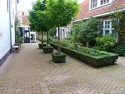 Binnenplaats met links de Lutherzaal