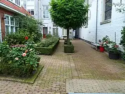 Binnenplaats van achteruit gezien