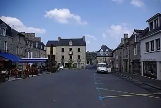 Jugon, centrum met gemeentehuis