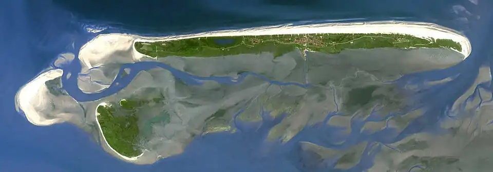 Het eiland Juist met linksonder de Kachelotplate en Memmert