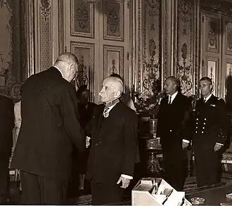 Basdevant tijdens de opname in het Legioen van Eer door president Charles de Gaulle, 1964