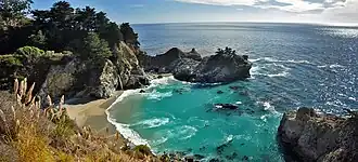 McWay Cove met op de achtergrond de McWay Falls