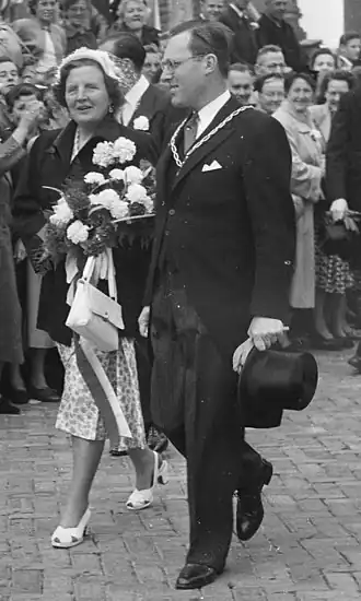 Koningin Juliana met burgemeester H.J. Wytema tijdens bezoek aan Alkmaar (1952)
