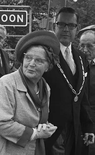 Koningin Juliana en burgemeester J. van Huis (1971)