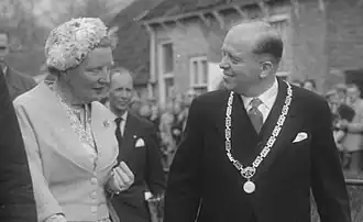 Koningin Juliana met burgemeester Huyssen van Kattendijke (1958)