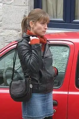 Julie Bernard tijdens de opnamen van Rien à déclarer