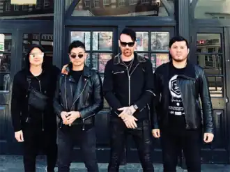 Amir Derakh (links) en Ryan Shuck (rechts) van Julien-K, met Chester Bennington middenin