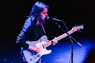 Julien Baker aan het werk in het Rough Trade NYC op 25 januari 2016