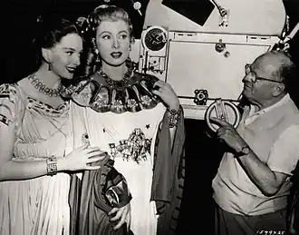 Deborah Kerr, Greer Garson en Joseph Ruttenberg op de set van Julius Caesar