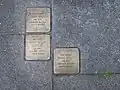 Stolpersteine (messing plaatjes op beton om Joodse slachtoffers van de Holocaust te gedenken) voor het woonhuis van Julius Wolff en zijn gezin, Stadhouderslaan 51, Utrecht, 2019