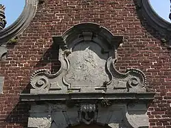 Onze-Lieve-Vrouw der Bedroefden kapel. Gevel met het chronogram: « MarIe Le seCoVrs Des affLIgéz » (Maria hulp der bedroefden) (1707).