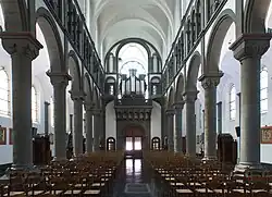 Middenbeuk (achteraanzicht), portaal, doksaal en orgel.