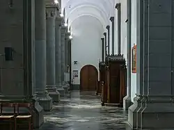 Zijbeuk (achteraanzicht) en biechtstoel.