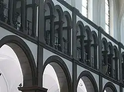 Triforium en rondbogen.