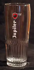 Jupiler-glas met de nieuwe huisstijl