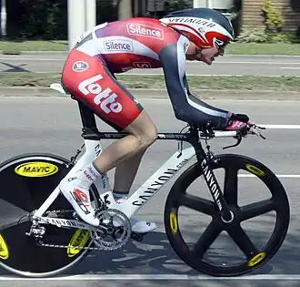 Jurgen Van den Broeck anno 2009 in een tijdritpak met het Vermarclogo op zijn rechterbil