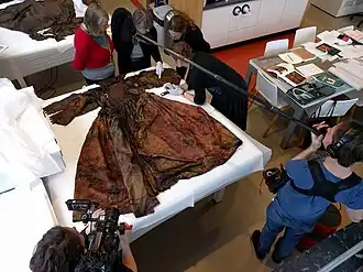 De jurk uit het Palmhoutwrak wordt onderzocht door Britse wetenschappers.