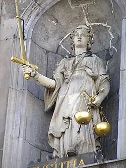 Ongeblinddoekte Vrouwe Justitia in Antwerpen.