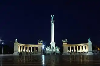 Het Millennium Monument in Heldenplein