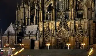 Moderne schatkamerentree naast de gotische portalen. Links: de 13e-eeuwse sacristie (oude schatkamer)