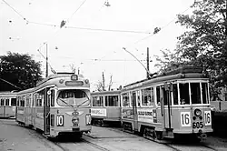 Gelede wagen 868 op lijn 10 en vierassig tramstel 605 met bijwagen op lijn 16 op het eindpunt Emdrupvej; september 1968.