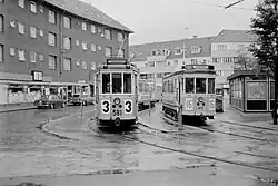 Motorwagen 581 (serie 501-618) met een bijwagen (serie 1501-1583) op lijn 3 en motorwagen 470 (serie 447-490) met bijwagen 1054 (serie 1001-1065) op lijn 16 op de Mozarts Plads; augustus 1967.