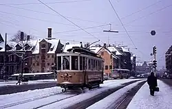 Op een winterse dag wordt zoutwagen-motorwagen 312 ingezet voor de sneeuwbestrijding. Christianshavns Torv; december 1968.