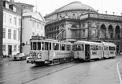 Vierassig tramstel 573 met bijwagen en gelede wagen 801 op lijn 6 op de Kongens Nytorv; september 1968.