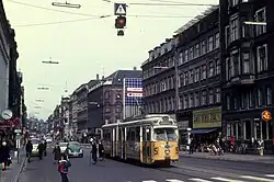 Tramlijn 5 in zijn nadagen, in de laatste weken voor de opheffing. Gelede wagen 898 op de Nørrebrogade / Peblinge Dossering; 12 april 1972.