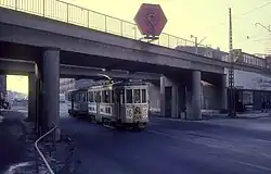 Een stadstram onder het spoor in april 1969, gezien uit het oosten.