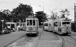 Vierassige motorwagen 552 en gelede wagen 885 op het gemeenschappelijke eindpunt van de lijnen 10 en 16 aan de Emdrupvej; juli 1967.