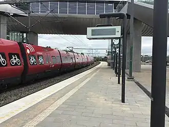 De perrons van de S-tog onder de loopbrug
