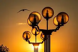 Straatlantaarns op de pier van Kühlungsborn in de Duitse deelstaat Mecklenburg-Voor-Pommeren