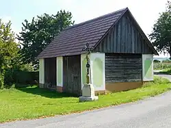 Wegkruis nabij een gebouw (2021)