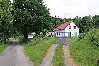 Huis bij de toegangsweg naar het dorp (2016)