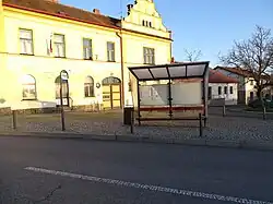 Bushalte bij het gemeentehuis (2023)