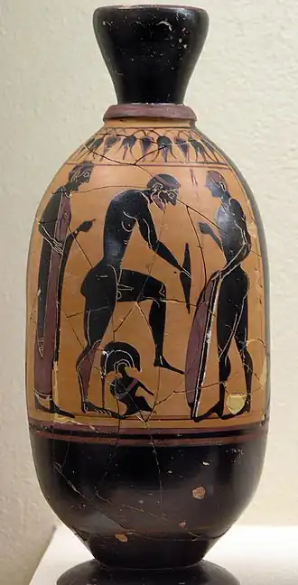 Strijder die bezig is een scheenbeschermer terug aan te doen, Archeologisch museum van de keramiek (Athene).