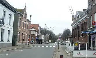 Kemzeke met rechts het gemeentehuis en een glimp van de kerk