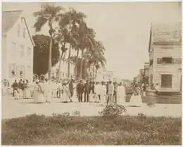 Leden van de broedergemeente voor de kerk (~1885)