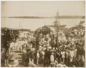 Ceremonie bij het leggen van de eerste steen voor het pakhuis van de Koninklijke West-Indische Maildienst aan de Waterkant (ca. 1885)