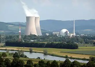 Kerncentrale Grohnde aan de Weser: links twee koeltorens, rechts het reactorgebouw en de ontluchtingsschoorsteen