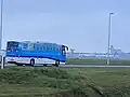 Een bus van de KLM op Schiphol, september 2022