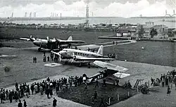 KLM Douglas DC-2 Uiver naast de Fokker F.XXXVI Arend op vliegveld Waalhaven.