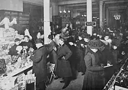 Verkoop in het warenhuis K.M. Lundberg uit 1909.