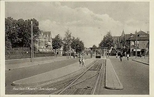 Het Soendaplein ziende naar het noorden met kopeindpunt van tramlijn 1; links het gietijzeren hek van de begraafplaats, 1930