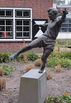 Standbeeld van Abe Lenstra op de KNVB campus