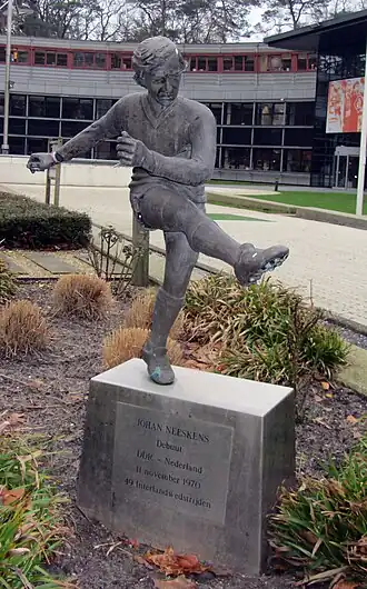 Standbeeld van Johan Neeskens op de KNVB campus