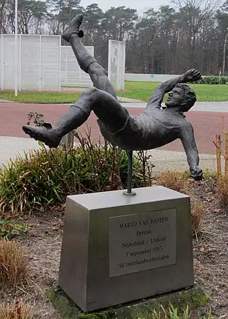 Standbeeld van Marco van Basten op de KNVB-campus
